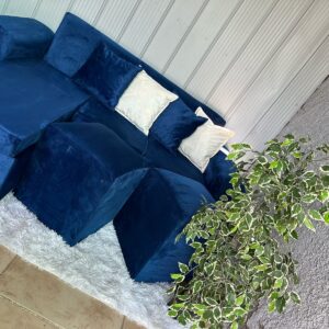 Sofá Seccional Azul con Cojines Blancos– Diseño Moderno y Fresco