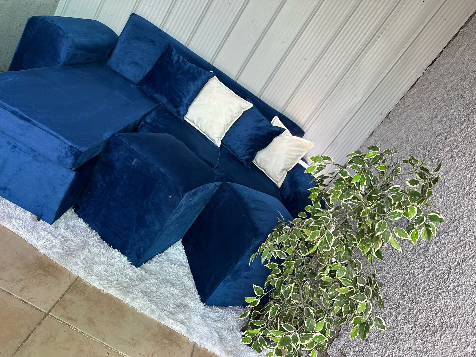 Sofá Seccional Azul con Cojines Blancos– Diseño Moderno y Fresco