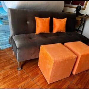 Futón Cama Sencillo + 2 Puff – Color Gris Grafito con Detalles en Naranja
