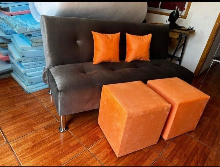 Futón Cama Sencillo + 2 Puff – Color Gris Grafito con Detalles en Naranja