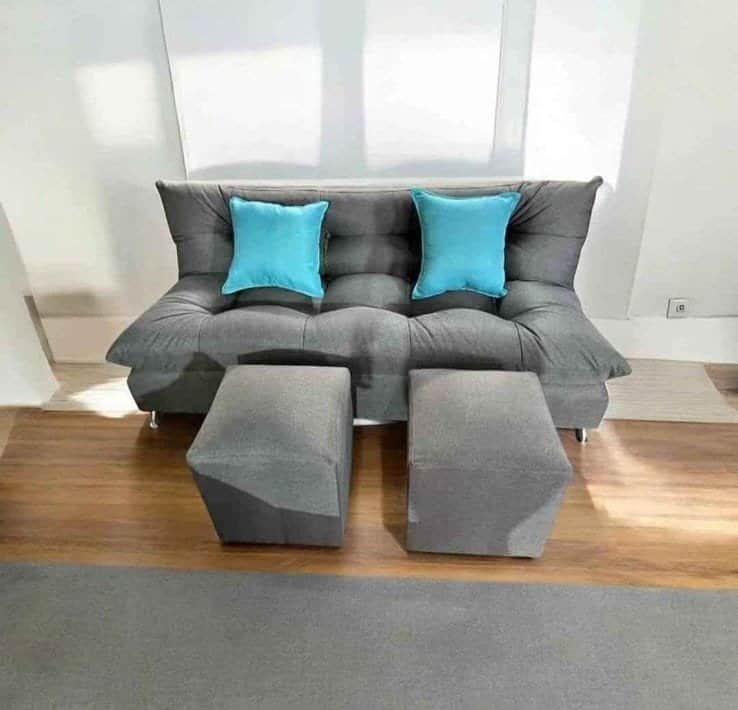 Futón Cama Luxury + 2 Puff – Gris Grafito con Cojines Turquesa