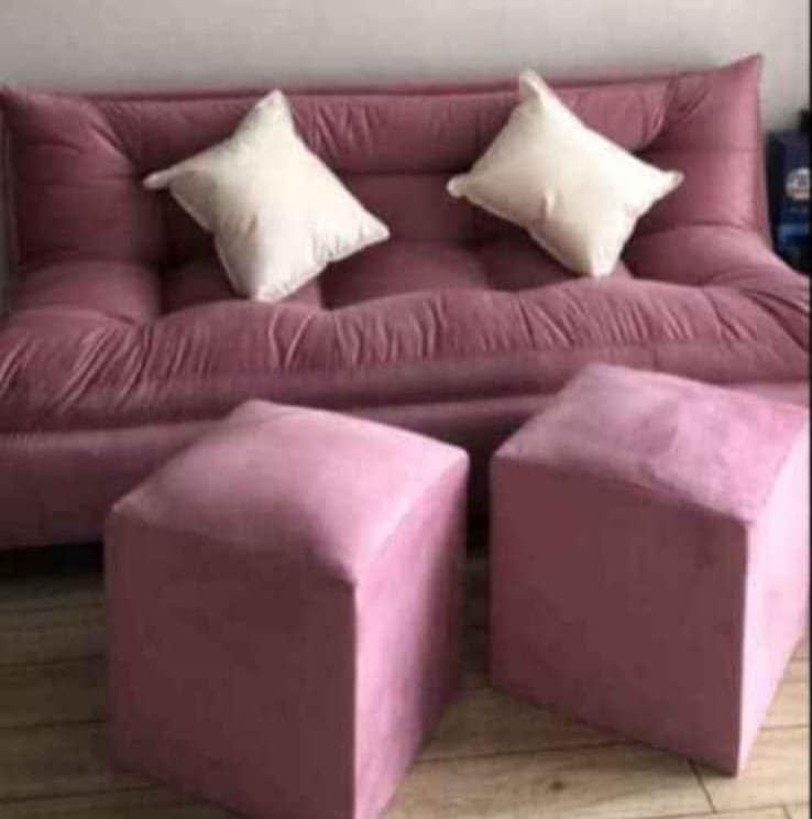 Futón Cama Luxury + 2 Puff – Color Rosado Palo con Cojines Marfil - Imagen 2