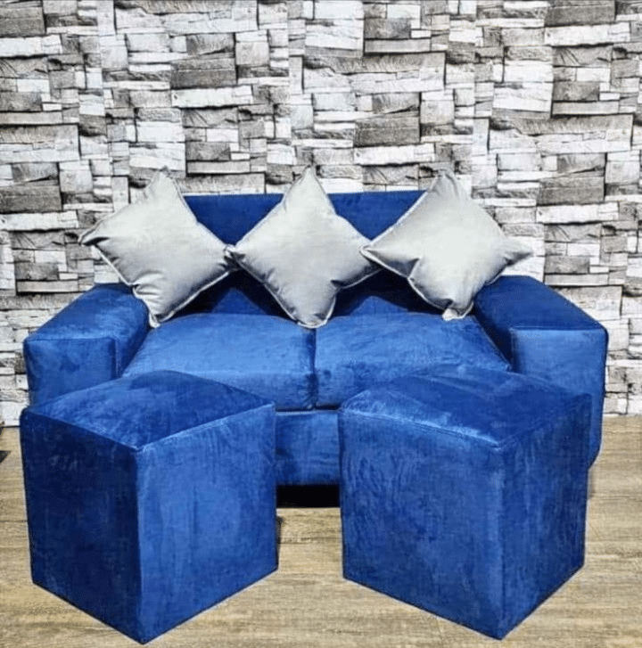 Sofá Napoleón de 2 Cuerpos + 2 Puff – Color Azul Rey con Detalles en Plateado