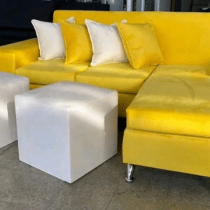 Living 3 Cuerpos Tipo L + 2 Puff – Color Amarillo con Detalles en Blanco