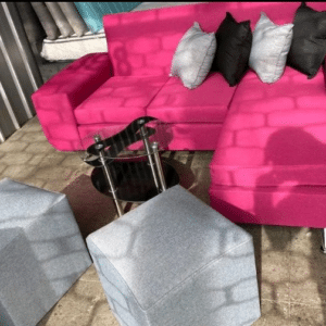 Living 3 Cuerpos Tipo L + 2 Puff – Color Fucsia con Detalles en Gris y Negro