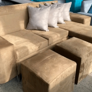 Living 3 Cuerpos Tipo L + 2 Puff – Color Marrón Claro con Detalles en Plata